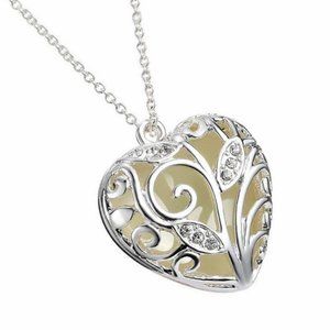✨ Glow-in-the-Dark Heart Necklace 💖 Luminous Pendant Cute Gift